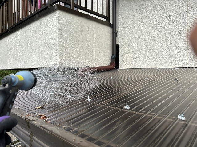 韮崎市でテラスの波板と雨樋の修理のお見積りに伺いました